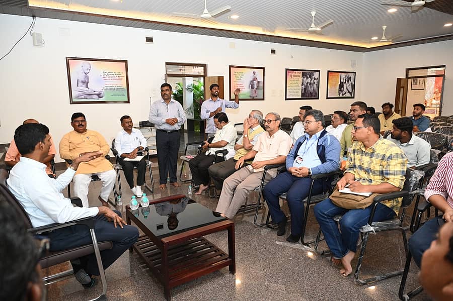 ವಿಜಯಪುರ ನಗರದ ಗಾಂಧಿ ಭವನದಲ್ಲಿ ಶನಿವಾರ ನಡೆದ ಸಭೆಯಲ್ಲಿ ಜಿಲ್ಲಾಧಿಕಾರಿ ಡಾ. ಆನಂದ ಕೆ.  ಮಾತನಾಡಿದರು