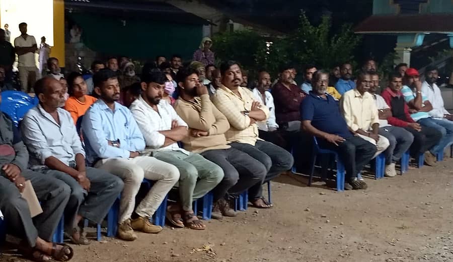 ಸೋಮವಾರಪೇಟೆ ತಣ್ಣೀರುಹಳ್ಳ ಗ್ರಾಮದಲ್ಲಿ ನಡೆದ ಕಾಂಗ್ರೆಸ್ ಬೂತ್ ಸಮಿತಿ ಸಭೆಯಲ್ಲಿ ಪಾಲ್ಗೊಂಡಿದ್ದ ಗ್ರಾಮಸ್ಥರು.  