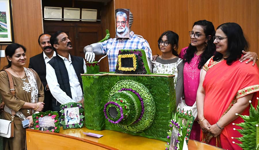 <div class="paragraphs"><p>ಕೆ.ಪಿ. ಪೂರ್ಣಚಂದ್ರ ತೇಜಸ್ವಿ ಅವರು ಕ್ಯಾಮೆರಾ ಹಿಡಿದು ನಿಂತಿರುವ ಕಲಾಕೃತಿಯನ್ನು ಕೆ.ಪಿ. ಈಶಾನ್ಯೆ, ಇಬ್ರಾಹಿಂ ಮೈಗೂರು, ಎಂ. ಜಗದೀಶ್ ಕುತೂಹಲದಿಂದ ವೀಕ್ಷಿಸಿದರು</p></div>