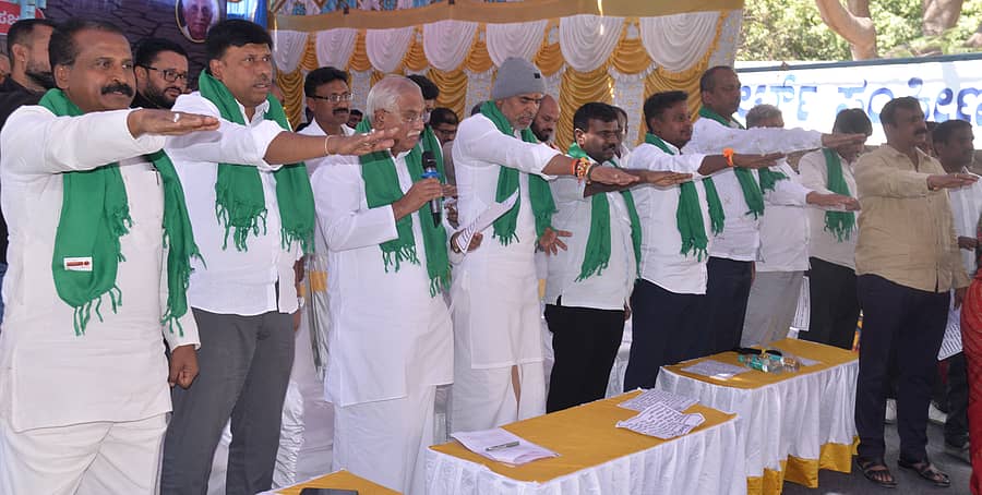 ಕೋಲಾರದಲ್ಲಿ ಶನಿವಾರ ನಡೆದ ಜಲಾಗ್ರಹ ಹೋರಾಟದ ಸಮಾವೇಶದಲ್ಲಿ ಸುಪ್ರೀಂ ಕೋರ್ಟ್‌ನ ನಿವೃತ್ತ ನ್ಯಾಯಮೂರ್ತಿ ವಿ.ಗೋಪಾಲಗೌಡ ‍ಪ್ರತಿಜ್ಞಾವಿಧಿ ಬೋಧಿಸಿದರು
