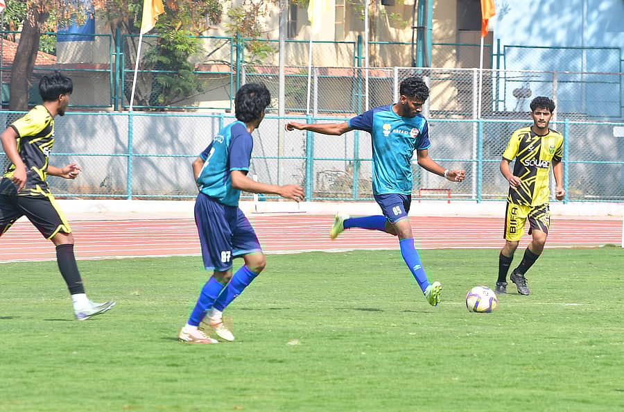 ತುಮಕೂರು ಜಿಲ್ಲಾ ಕ್ರೀಡಾಂಗಣದಲ್ಲಿ ಶನಿವಾರ ಫುಟ್‌ಬಾಲ್‌ ಪಂದ್ಯ ನಡೆಯಿತು