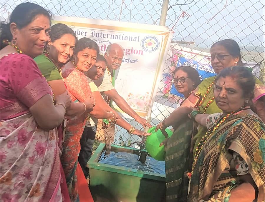 ತರೀಕೆರೆ ತಾಲ್ಲೂಕಿನ ಕ್ಷೇತ್ರ ಕಲ್ಲತ್ತಿಗಿರಿಯ ಸರ್ಕಲ್ ಬಳಿ ಶುಕ್ರವಾರ ಕಾಡು ಪ್ರಾಣಿಗಳಿಗಾಗಿ ನಿರ್ಮಾಣ ಮಾಡಿರುವ ಕುಡಿಯುವ ನೀರಿನ ತೊಟ್ಟಿಯನ್ನು ಉದ್ಘಾಟಿಸಲಾಯಿತು 