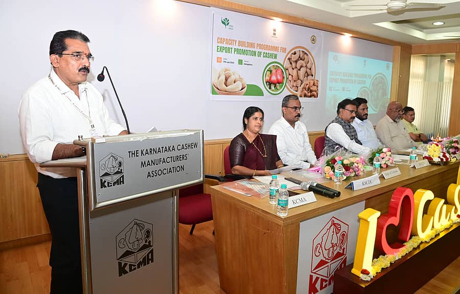 ಮಂಗಳೂರಿನಲ್ಲಿ ಶನಿವಾರ ಏರ್ಪಡಿಸಿದ್ದ ಕಾರ್ಯಗಾರದಲ್ಲಿ ಸಂಘದ ಎ.ಕೆ.ರಾವ್‌ ಮಾತನಾಡಿದರು ಪ್ರಜಾವಾಣಿ ಚಿತ್ರ