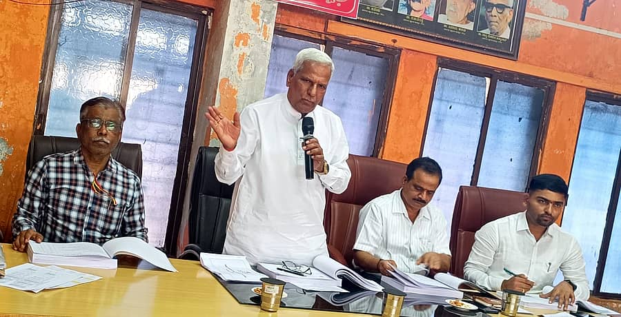 ರಬಕವಿ ಬನಹಟ್ಟಿ ನಗರಸಭೆಯ ಸಭಾ ಭವನದಲ್ಲಿ ನಡೆದ ಕೆಡಿಪಿ ಸಭೆಯಲ್ಲಿ ಶಾಸಕ ಸಿದ್ದು ಸವದಿ ಮಾತನಾಡಿದರು.