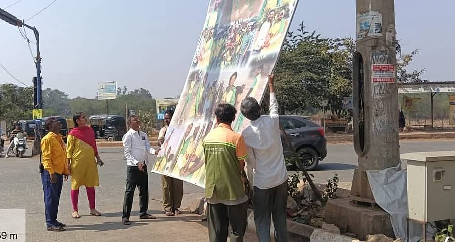 ಹುಬ್ಬಳ್ಳಿಯಲ್ಲಿ ಅನಧಿಕೃತವಾಗಿ ಅಳವಡಿಸಿದ್ದ ಫೆಕ್ಸ್, ಬ್ಯಾನರ್‌ಗಳನ್ನು ಹುಬ್ಬಳ್ಳಿ ಧಾರವಾಡ ಮಹಾನಗರ ಪಾಲಿಕೆ ಸಿಬ್ಬಂದಿ ಶನಿವಾರ ತೆರವುಗೊಳಿಸಿದರು