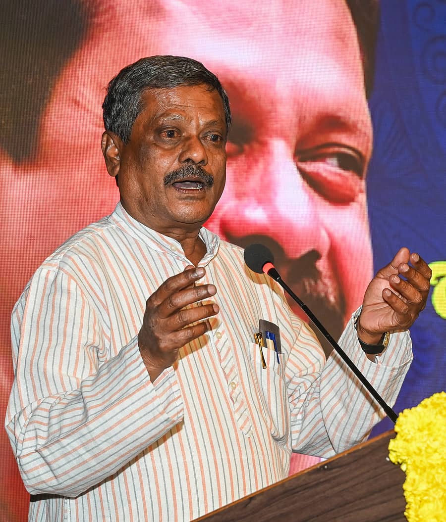 <div class="paragraphs"><p>ಮನೆಯಂಗಳದಲ್ಲಿ ಮಾತುಕತೆ ಕಾರ್ಯಕ್ರಮದಲ್ಲಿ ರಂಗಕರ್ಮಿ ಎಚ್‌. ಜನಾರ್ದನ (ಜನ್ನಿ) ಮಾತನಾಡಿದರು</p></div>