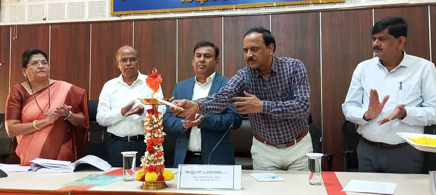 ಕೋಲಾರದಲ್ಲಿ ಶನಿವಾರ ನಡೆದ ಜಿಲ್ಲಾ ಮಟ್ಟದ ಕಾರ್ಯಾಗಾರಕ್ಕೆ ಜಿಲ್ಲಾ ಪಂಚಾಯಿತಿ ಸಿಇಒ ಡಾ.ಪ್ರವೀಣ್ ಪಿ.ಬಾಗೇವಾಡಿ ಹಾಗೂ ಗಣ್ಯರು ಚಾಲನೆ ನೀಡಿದರು