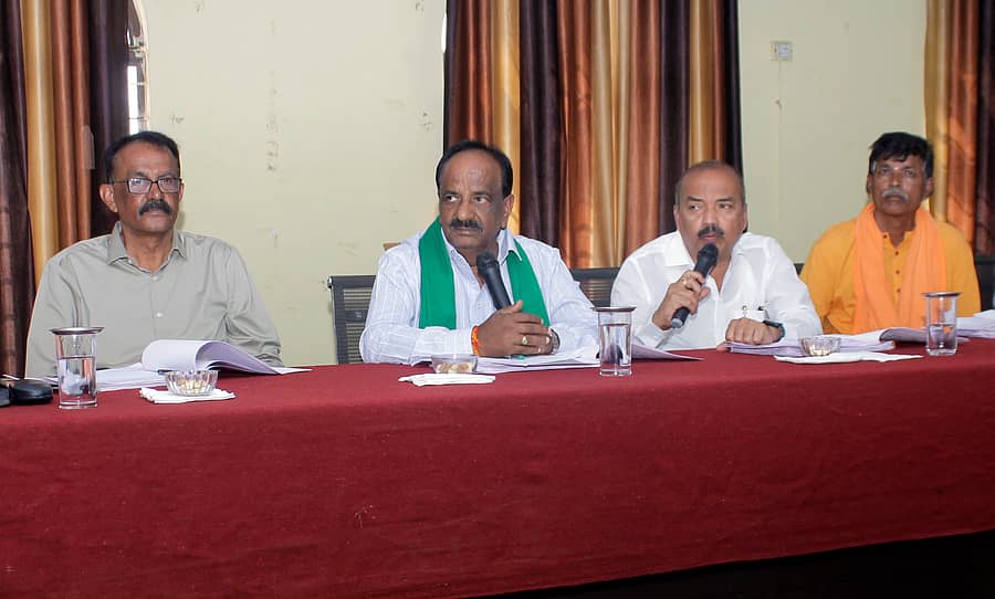 ಹುಬ್ಬಳ್ಳಿಯ ತಾಲ್ಲೂಕು ಪಂಚಾಯಿತಿ ಸಭಾಭವನದಲ್ಲಿ ಶನಿವಾರ ಶಾಸಕರಾದ ಎನ್‌.ಎಚ್‌. ಕೋನರಡ್ಡಿ ಮತ್ತು ಎಂ.ಆರ್‌. ಪಾಟೀಲ ನೇತೃತ್ವದಲ್ಲಿ ಕೆಡಿಪಿ ಸಭೆ ನಡೆಯಿತು
ಪ್ರಜಾವಾಣಿ ಚಿತ್ರ