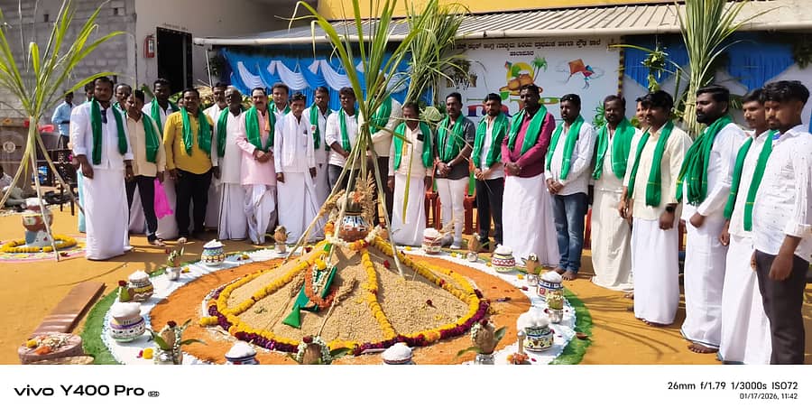 ಕವಿತಾಳ ಸಮೀಪದ ಹಾಲಾಪುರದಲ್ಲಿ ನಡೆದ ಸುಗ್ಗಿ ಉತ್ಸವದಲ್ಲಿ ಮುಖಂಡರು ಪಾಲ್ಗೊಂಡಿದ್ದರು