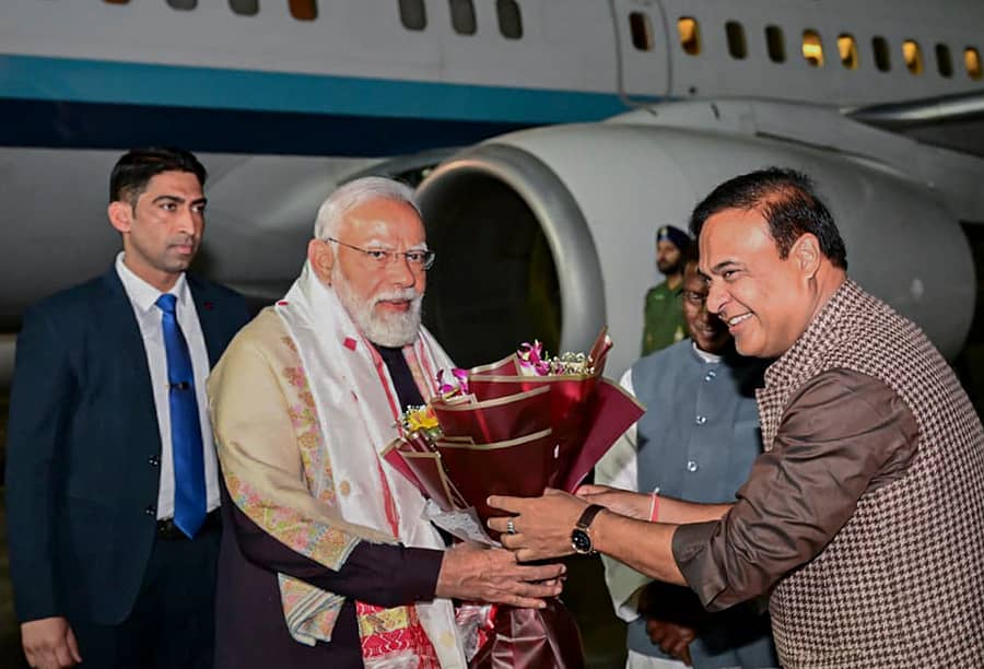 ಗುವಾಹಟಿಯ ಲೋಕಪ್ರಿಯ ಗೋಪಿನಾಥ್‌ ಬೋರ್ದೋಲೋಯಿ ಅಂತರರಾಷ್ಟ್ರೀಯ ವಿಮಾನ ನಿಲ್ದಾಣದಲ್ಲಿ ಪ್ರಧಾನಿ ನರೇಂದ್ರ ಮೋದಿ ಅವರನ್ನು ಅಸ್ಸಾಂ ಮುಖ್ಯಮಂತ್ರಿ ಹಿಮಂತ ಬಿಸ್ವಾ ಶರ್ಮಾ ಸ್ವಾಗತಿಸಿದರು –ಪಿಟಿಐ ಚಿತ್ರ