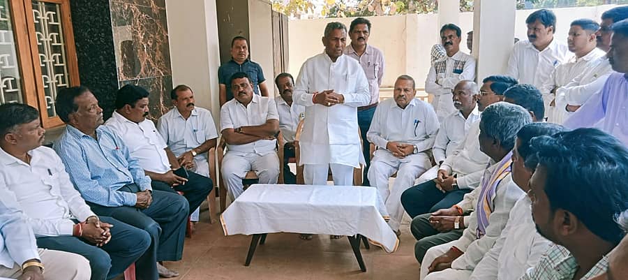 ತಿ.ನರಸೀಪುರ ಪಟ್ಟಣದ ಮಾಜಿ ಶಾಸಕ ಧರ್ಮಸೇನಾ ಅವರ ನಿವಾಸಕ್ಕೆ ಶನಿವಾರ ಭೇಟಿ ನೀಡಿದ್ದ ಆಹಾರ ಮತ್ತು‌ ನಾಗರಿಕ ಸರಬರಾಜು ಇಲಾಖೆ ಸಚಿವ ಕೆ.ಎಚ್. ಮುನಿಯಪ್ಪ ಅವರು ಮಾದಿಗ ಸಮುದಾಯದ ಮುಖಂಡರ ಸಮಾಲೋಚನಾ ಸಭೆ ನಡೆಸಿದರು