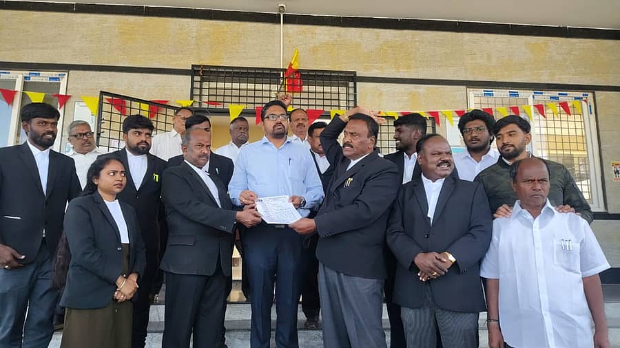 ಕೆಜಿಎಫ್‌ ವಕೀಲರ ಸಂಘದ ಪದಾಧಿಕಾರಿಗಳು ಶನಿವಾರ ನ್ಯಾಯಾಲಯದ ಕಲಾಪ ಬಹಿಷ್ಕರಿಸಿ ಶಾಶ್ವತ ನೀರಿನ ಯೋಜನೆ ಜಾರಿಗೆ ಒತ್ತಾಯಿಸಿ ತಹಶೀಲ್ದಾರರಿಗೆ ಮನವಿ ನೀಡಿದರು 