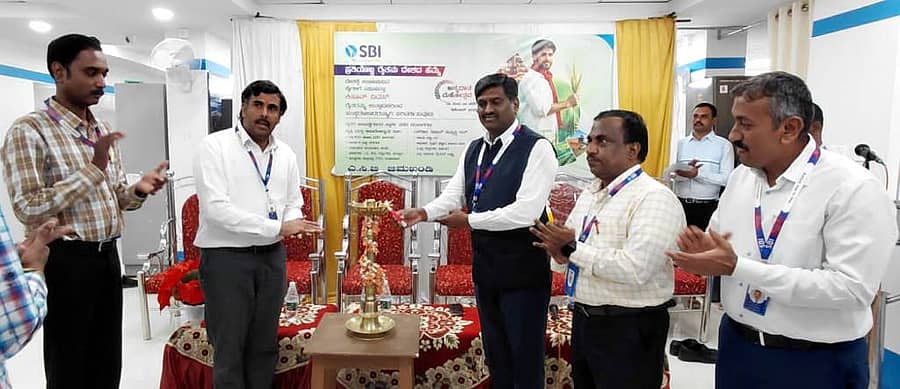 ಜಮಖಂಡಿಯ ಕುಡಚಿ ರಸ್ತೆಯಲ್ಲಿರುವ ಸ್ಟೇಟ್ ಬ್ಯಾಂಕ್ ಆಪ್ ಇಂಡಿಯಾ ಬ್ಯಾಂಕಿನ ಕೃಷಿ ವಾಣಿಜ್ಯ ಶಾಖೆಯಲ್ಲಿ ಇತ್ತೀಚೆಗೆ ಹಮ್ಮಿಕೊಂಡಿದ್ದ ರಾಷ್ಟ್ರೀಯ ರೈತ ದಿನಾಚರಣೆ ಕಾರ್ಯಕ್ರಮದ ಉದ್ಘಾಟನೆಯನ್ನು ಗಣ್ಯರು ಮಾಡಿದರು