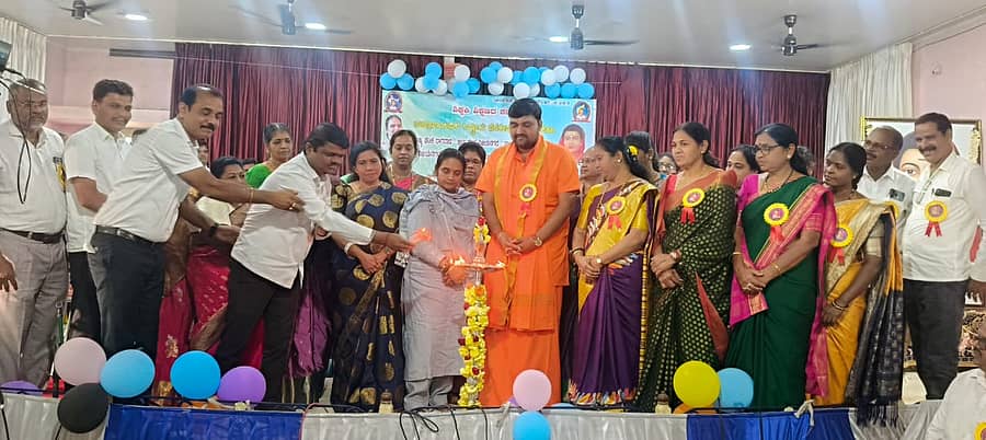 ಹರಪನಹಳ್ಳಿ ತೆಗ್ಗಿನಮಠದ ಸಭಾಂಗಣದಲ್ಲಿ ಜರುಗಿದ ಸಾವಿತ್ರಿಬಾಯಿ ಫುಲೆ‌ ಜಯಂತಿ ಕಾರ್ಯಕ್ರಮವನ್ನು ಗಣ್ಯರು ಉದ್ಘಾಟಿಸಿದರು