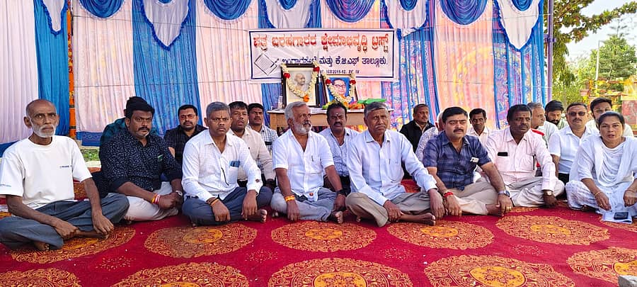 ಬಂಗಾರಪೇಟೆ ಉಪ ನೋಂದಣಿ ಕಚೇರಿ ಮುಂದೆ ಶನಿವಾರ ಪರವಾನಗಿ ಪಡೆದ ಪತ್ರ ಬರಹಗಾರರ ವಿವಿಧ ಬೇಡಿಕೆಗಳನ್ನು ಈಡೇರಿಸುವಂತೆ ಆಗ್ರಹಿಸಿ ಲೇಖನಿ ಸ್ಥಗಿತ ಮುಷ್ಕರ ನಡೆಸಿದರು