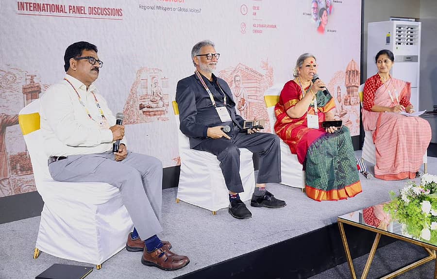 ಚೆನ್ನೈನಲ್ಲಿ ಶನಿವಾರ ನಡೆದ ಚೆನ್ನೈ ಅಂತರರಾಷ್ಟ್ರೀಯ ಪುಸ್ತಕ ಮೇಳ-2026ರ ಭಾಷಾ ಗೋಷ್ಠಿಯಲ್ಲಿ ಕವಯಿತ್ರಿ ಪ್ರತಿಭಾ ನಂದಕುಮಾರ್ ಮಾತನಾಡಿದರು. ಹೈದರಾಬಾದ್‌ನ ಪ್ರಾಧ್ಯಾಪಕ ರಾಜೇಂದ್ರ ಪ್ರಸಾದ್, ಕೇರಳದ ಲೇಖಕ ಎ.ಜಿ. ಥಾಮಸ್ ಮತ್ತು ಲೇಖಕಿ ಡಾ.ಎಚ್.ಎಸ್. ಅನುಪಮಾ ಉಪಸ್ಥಿತರಿದ್ದರು