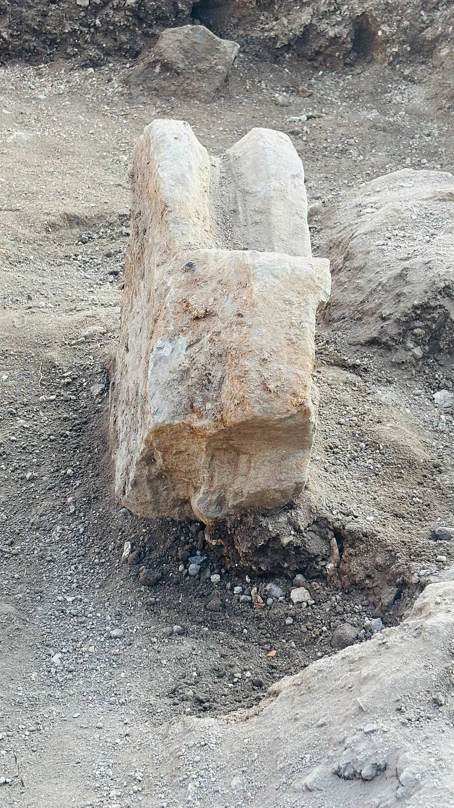 ಲಕ್ಕುಂಡಿಯ ಕೋಟೆ ವೀರಭದ್ರೇಶ್ವರ ದೇವಸ್ಥಾನದಲ್ಲಿ ಉತ್ಖನನದ ವೇಳೆ ಶನಿವಾರ ಗೋಚರಿಸಿದ ಪ್ರಾಚ್ಯಾವಶೇಷ 