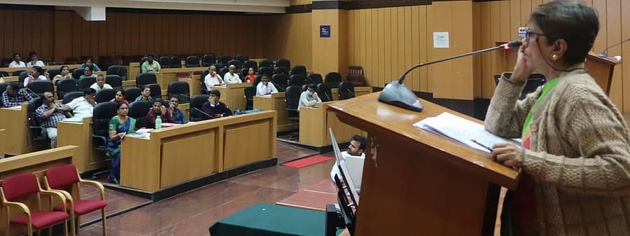 ರಾಮನಗರದ ಜಿಲ್ಲಾ ಪಂಚಾಯಿತಿ ಸಭಾಂಗಣದಲ್ಲಿ ಜಿಲ್ಲಾ ಮಾನವ ಅಭಿವೃದ್ಧಿ ಮತ್ತು ಸಮಗ್ರ ಮತ್ತು ಸುಸ್ಥಿರ ಜಿಲ್ಲಾ ಅಭಿವೃದ್ಧಿ ಯೋಜನೆ ವರದಿ ಸಿದ್ದಪಡಿಸುವ ಕುರಿತು ಹಮ್ಮಿಕೊಂಡಿದ್ದ ಕಾರ್ಯಗಾರದಲ್ಲಿ ಆರ್ಥಿಕ ಮತ್ತು ಸಾಂಖ್ಯಿಕ ನಿರ್ದೇಶನಾಲಯದ ನಿವೃತ್ತ ನಿರ್ದೇಶಕಿ ಡಾ. ವಸುಂದರ ದೇವಿ ಮಾತನಾಡಿದರು