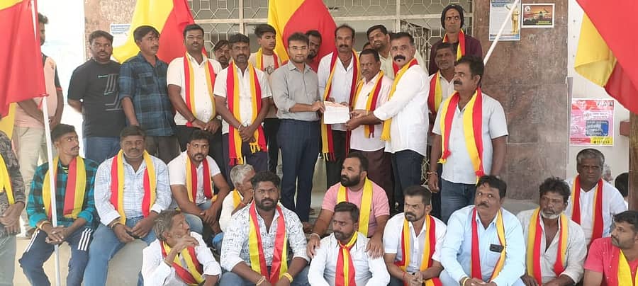 ಗುಂಡ್ಲುಪೇಟೆ ಪಟ್ಟಣದ ತಾಲ್ಲೂಕು ಕಚೇರಿ ಮುಂಭಾಗ ಕರ್ನಾಟಕ ರಕ್ಷಣಾ ವೇದಿಕೆ ಪದಾಧಿಕಾರಿಗಳು ಪ್ರತಿಭಟನೆ ನಡೆಸಿ ತಹಸೀಲ್ದಾರ್ ತನ್ಮಯ್ ಅವರಿಗೆ ಮನವಿ ಸಲ್ಲಿಸಿದರು