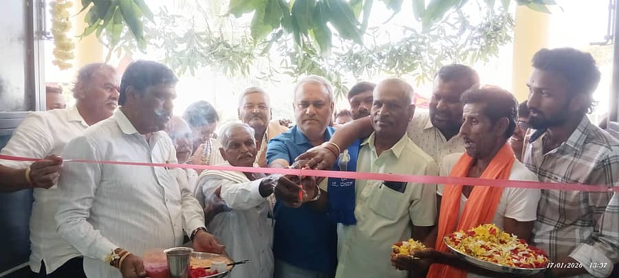 ಚಿಕ್ಕನಾಯಕನಹಳ್ಳಿ ತಾಲ್ಲೂಕಿನ ಹಂದನಕೆರೆಯಲ್ಲಿ ಅಂಬೇಡ್ಕರ್ ಸಮುದಾಯ ಭವನವನ್ನು ಶಾಸಕ ಸಿ.ಬಿ. ಸುರೇಶ್ ಬಾಬು ಉದ್ಘಾಟಿಸಿದರು