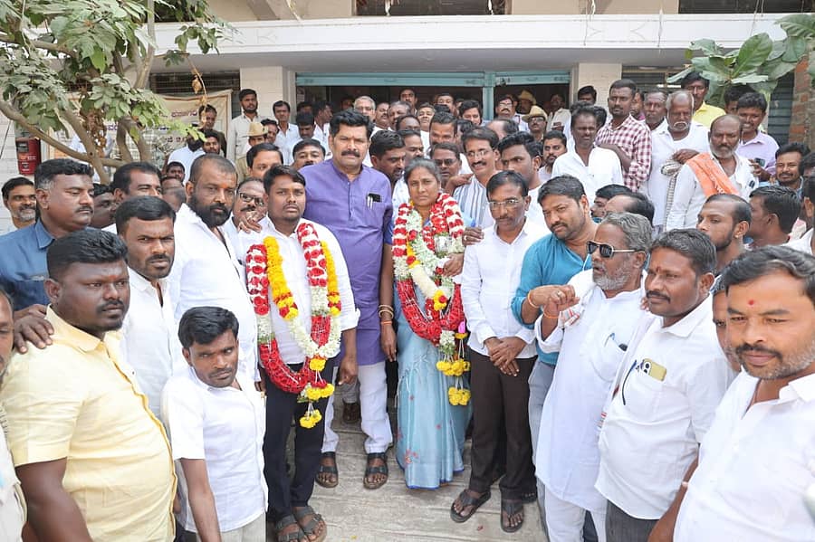 ಕನಕಗಿರಿ ಪಟ್ಟಣ ಪಂಚಾಯಿತಿ ನೂತನ ಅಧ್ಯಕ್ಷರಾಗಿ ಅವಿರೋಧವಾಗಿ ಆಯ್ಕೆಯಾದ ತನುಶ್ರೀ ಅವರನ್ನು ಕಾರ್ಯಕರ್ತರು ಅಭಿನಂದಿಸಿದರು