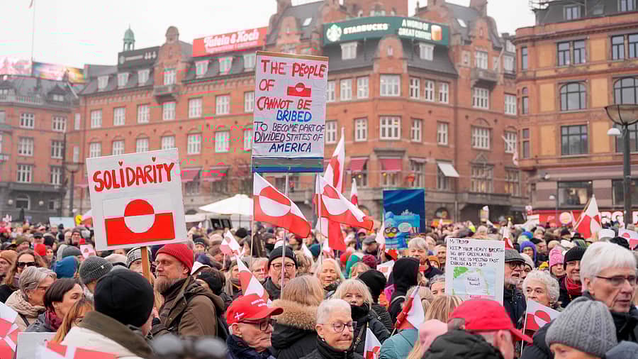 <div class="paragraphs"><p>ಗ್ರೀನ್‌ಲ್ಯಾಂಡ್‌ ವಶಪಡಿಸಿಕೊಳ್ಳುವ ಅಮೆರಿಕ ಅಧ್ಯಕ್ಷ ಡೊನಾಲ್ಡ್‌ ಟ್ರಂಪ್‌ ಯತ್ನವನ್ನು ಖಂಡಿಸಿ ಡೆನ್ಮಾರ್ಕ್‌ನ ಕೋಪೆನ್‌ಹೆಗನ್‌ನಲ್ಲಿ ಶನಿವಾರ ನಡೆದ ಪ್ರತಿಭಟನೆಯಲ್ಲಿ ಭಾಗಿಯಾಗಿದ್ದ ಜನ&nbsp; &nbsp;ಎಎಫ್‌ಪಿ ಚಿತ್ರ</p></div>