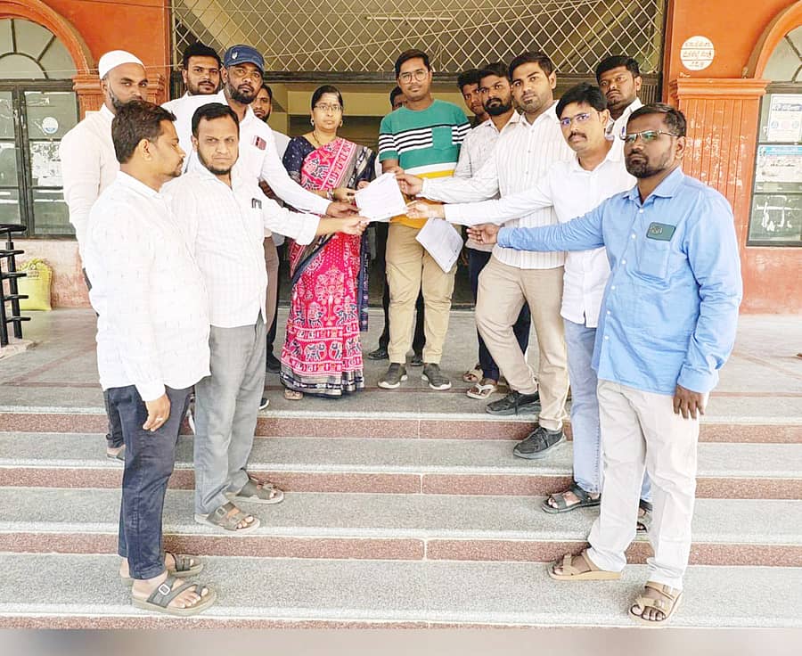 ಸಿಂಧನೂರಿನಲ್ಲಿ ಸಾಲಿಡಾರಿಟಿ ಯೂಥ್ ಮೂವ್‍ಮೆಂಟ್‌ನ ತಾಲ್ಲೂಕು ಘಟಕದ ಪದಾಧಿಕಾರಿಗಳು ತಹಶೀಲ್ದಾರ್ ಕಚೇರಿ ಅಧಿಕಾರಿಗೆ ಮನವಿ ಸಲ್ಲಿಸಿದರು