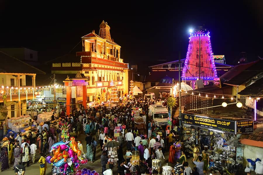 ಶೀರೂರು ಶ್ರೀಗಳ ಪರ್ಯಾಯದ ಅಂಗವಾಗಿ ಉಡುಪಿಯ ಶ್ರೀಕೃಷ್ಣ ಮಠದಲ್ಲಿ ಶನಿವಾರ ರಾತ್ರಿ ಅಪಾರ ಭಕ್ತರು ಸೇರಿದ್ದರು