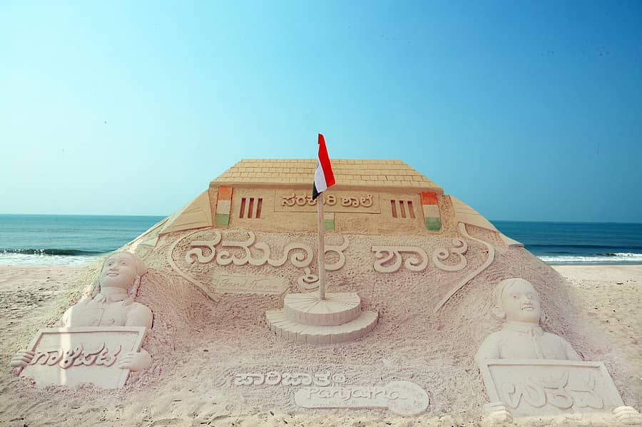 ಕುಂದಾಪುರ ಕೋಡಿ ಕಿನಾರೆಯಲ್ಲಿ ಹರೀಶ್ ಸಾಗಾ ಮತ್ತು ತಂಡದವರು ರಚಿಸಿದ ಮರಳು ಶಿಲ್ಪ