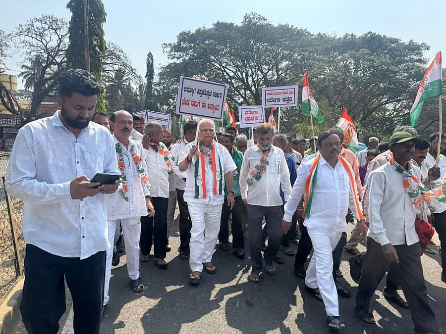 ವಿಬಿ–ಜಿ ರಾಮ್ ಜಿ ಯೋಜನೆ ರದ್ದುಪಡಿಸಿ, ಮನರೇಗಾ ಮರು ಜಾರಿಗೊಳಿಸಬೇಕು ಎಂದು ಒತ್ತಾಯಿಸಿ ಕಾಂಗ್ರೆಸ್ ಕಾರ್ಯಕರ್ತರು ಹಳಿಯಾಳ ಪಟ್ಟಣದ ಪ್ರಮುಖ ಬೀದಿಗಳಲ್ಲಿ ಮೆರವಣಿಗೆಯಲ್ಲಿ ಸಾಗಿದರು.