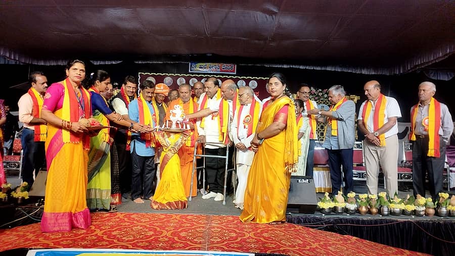 ಕೊಪ್ಪ ತಾಲ್ಲೂಕು 10ನೇ ಕನ್ನಡ ಸಾಹಿತ್ಯ ಸಮ್ಮೇಳನವನ್ನು ಚಿತ್ರ ನಟ ದೊಡ್ಡಣ್ಣ ಉದ್ಘಾಟಿಸಿದರು. ಆದಿಚುಂಚನಗಿರಿ ಶೃಂಗೇರಿ ಶಾಖಾ ಮಠದ ಗುಣನಾಥ ಸ್ವಾಮೀಜಿ, ಶಾಸಕ ಟಿ.ಡಿ.ರಾಜೇಗೌಡ, ಜಿಲ್ಲಾ ಕಸಾಪ ಅಧ್ಯಕ್ಷ ಸೂರಿ ಶ್ರೀನಿವಾಸ್, ತಾಲ್ಲೂಕು ಕ.ಸಾಪ ಅಧ್ಯಕ್ಷ ಜೆ.ಎಂ.ಶ್ರೀಹರ್ಷ ಇದ್ದರು