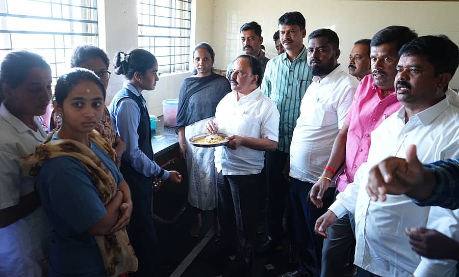 ಹಿರಿಯೂರಿನ ಹರಿಶ್ಚಂದ್ರಘಾಟ್ ಬಡಾವಣೆಯಲ್ಲಿರುವ ಅಲ್ಪಸಂಖ್ಯಾತರ ಮೆಟ್ರಿಕ್ ನಂತರದ ಬಾಲಕಿಯರ ವಿದ್ಯಾರ್ಥಿನಿಲಯದಿಂದ ದೂರು ಬಂದ ಹಿನ್ನೆಲೆಯಲ್ಲಿ ಶನಿವಾರ ಸಂಜೆ ಜಿಲ್ಲಾ ಉಸ್ತುವಾರಿ ಸಚಿವ ಡಿ. ಸುಧಾಕರ್ ಹಾಸ್ಟೆಲ್ ಗೆ ಭೇಟಿ ನೀಡಿ ಪರಿಶೀಲನೆ ನಡೆಸಿದರು.