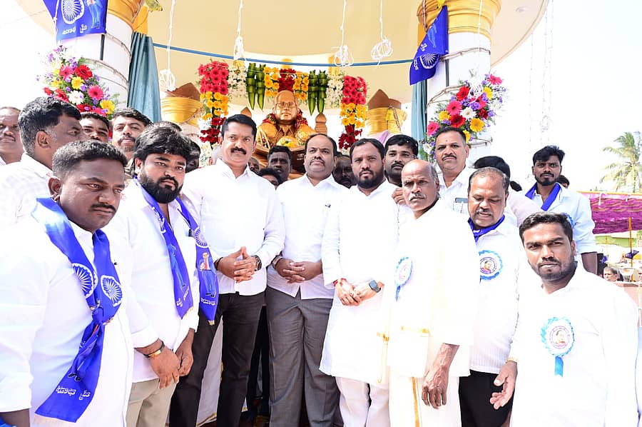 ಗುಂಡ್ಲುಪೇಟೆ ತಾಲ್ಲೂಕಿನ ಕೋಟೆಕೆರೆ ಗ್ರಾಮದಲ್ಲಿ ಡಾ.ಬಿ.ಆರ್.ಅಂಬೇಡ್ಕರ್ ಪುತ್ಥಳಿ ಉದ್ಘಾಟನಾ ಕಾರ್ಯಕ್ರಮದಲ್ಲಿ ಶಾಸಕ ಎಚ್.ಎಂ.ಗಣೇಶಪ್ರಸಾದ್ ಭಾಗವಹಿಸಿದ್ದರು