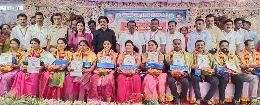 ಚನ್ನರಾಯಪಟ್ಟಣದಲ್ಲಿ ರಾಷ್ಟ್ರಮಟ್ಟದ ಕ್ರೀಡಾಕೂಟಕ್ಕೆ ಆಯ್ಕೆಯಾದ ಸರ್ಕಾರಿ ನೌಕರರನ್ನು ಶಾಸಕ ಸಿ.ಎನ್. ಬಾಲಕೃಷ್ಣ, ತಹಶೀಲ್ದಾರ್ ಜಿ.ಎಸ್. ಶಂಕರಪ್ಪ ಶನಿವಾರ ಸನ್ಮಾನಿಸಿದರು. ಚಟ್ಟನಹಳ್ಳಿ ಮಹೇಶ್, ಬಿ.ಪಿ. ಕೃಷ್ಣೇಗೌಡ, ಜಿ.ಆರ್. ಹರೀಶ್, ಎನ್. ಕುಮಾರ್, ಎಂ.ಆರ್. ಮಂಜುನಾಥ್ ಭಾಗವಹಿಸಿದ್ದರು