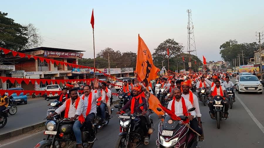 ಹೊಸದುರ್ಗದಲ್ಲಿ ಹಿಂದೂ ಸಂಗಮ ಕಾರ್ಯಕ್ರಮದ ಅಂಗವಾಗಿ ಶನಿವಾರ ಬೈಕ್ ರ್‍ಯಾಲಿ ನಡೆಯಿತು 