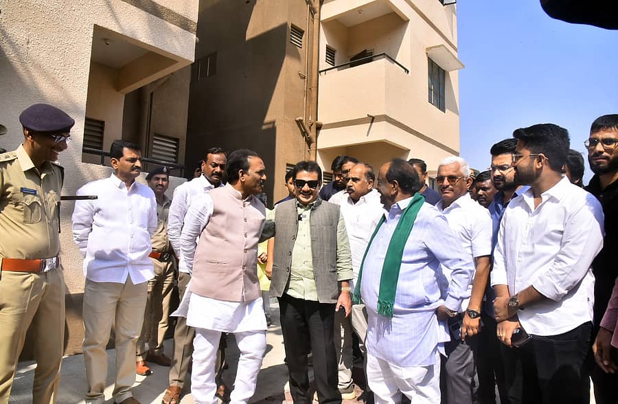 ಹುಬ್ಬಳ್ಳಿಯ ಮಂಟೂರ ರಸ್ತೆಯ ಹೊಸಯಲ್ಲಾಪುರದಲ್ಲಿ ಪ್ರಧಾನಮಂತ್ರಿ ಆವಾಸ್‌ ಯೋಜನೆಯಡಿ (ಪಿಎಂಎವೈ) ನಿರ್ಮಾಣವಾಗಿರುವ ಮನೆಗಳನ್ನು ಸಚಿವ ಜಮೀರ್‌ ಅಹ್ಮದ್ ಖಾನ್ ಶನಿವಾರ ಪರಿಶೀಲಿಸಿದರು