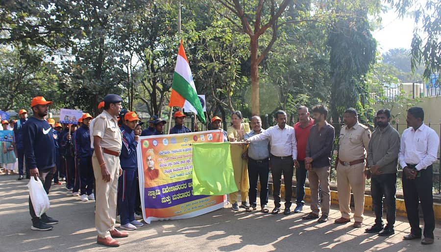 ದೊಡ್ಡಬಳ್ಳಾಪುರದಲ್ಲಿ ಶನಿವಾರ ಸ್ವಾಮಿವಿವೇಕಾನಂದರ ಜಯಂತಿ ರಾಷ್ಟ್ರೀಯ ಯುವ ದಿನಾಚರಣೆ ಅಂಗವಾಗಿ ಶ್ರಮದಾನ ಮತ್ತು ಮತದಾರರ ದಿನಾಚರಣೆ ಜಾಗೃತಿ ಜಾಥಾ ನಡೆಯಿತು