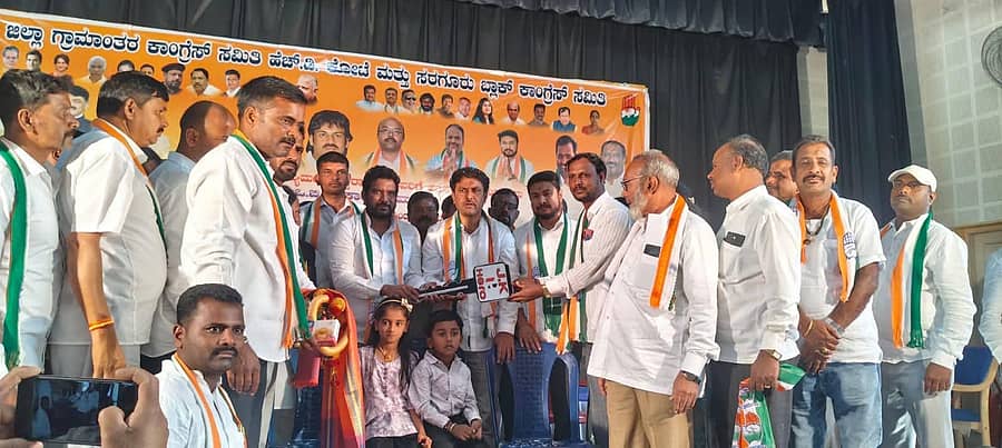 <div class="paragraphs"><p>ಕಾಂಗ್ರೆಸ್ ಹಿರಿಯ ಮುಖಂಡರಿಗೆ ಸನ್ಮಾನ, ಅತಿ ಹೆಚ್ಚು ಸದಸ್ಯರ ಡಿಜಿಟಲ್ ನೋಂದಣಿ ಮಾಡಿದವರಿಗೆ ಪುರಸ್ಕಾರ ಸಮಾರಂಭದಲ್ಲಿ&nbsp;ಶಾಸಕ ಅನಿಲ್ ಚಿಕ್ಕಮಾದು ಪುರಸ್ಕಾರ ನೀಡಿದರು.</p></div>