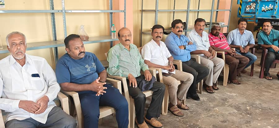 ರಾಮನಗರದ ಎಪಿಎಂಸಿ ಆವರಣದಲ್ಲಿರುವ ಜಿಲ್ಲಾ ಮಾವು ಮತ್ತು ತೆಂಗು ಬೆಳೆ ರೈತ ಉತ್ಪಾದಕ ಕಂಪನಿ ಕಚೇರಿಯಲ್ಲಿ ಶನಿವಾರ ನಡೆದ ಸುದ್ದಿಗೋಷ್ಠಿಯಲ್ಲಿ ನಿರ್ದೇಶಕ ಧರಣೀಶ್ ಕುಮಾರ್ ಆರ್.ವಿ ಮಾತನಾಡಿದರು. ತೋಟಗಾರಿಕೆ ಇಲಾಖೆಯ ನಿವೃತ್ತ ಜಂಟಿ ನಿರ್ದೇಶಕ ಡಾ. ಬೆಳ್ಳೂರು ಕೃಷ್ಣ, ನಿರ್ದೇಶಕರು ಹಾಗೂ ಸದಸ್ಯರು ಇದ್ದಾರೆ