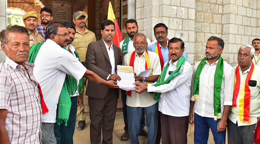 ಕೇರಳ ಸರ್ಕಾರ ಕಾಸರಗೋಡಿನಲ್ಲಿನ ಕನ್ನಡ ಶಾಲೆಗಳಲ್ಲಿ ಮಲಯಾಳಂ ಭಾಷೆ ಕಡ್ಡಾಯ ಮಾಡುತ್ತಿರುವುದು ಖಂಡಿಸಿ ಕದಂಬ ಸೈನ್ಯ ಕನ್ನಡ ಸಂಘಟನೆ ಹಾಗೂ ಭಾರತೀಯ ಕಿಸಾನ್ ಸಂಘದ ಕಾರ್ಯಕರ್ತರು ಜಿಲ್ಲಾಧಿಕಾರಿ ಕುಮಾರ ಅವರಿಗೆ ಮನವಿ ಪತ್ರ ನೀಡಿದರು 