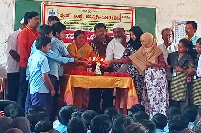 ದೇವರಹಿಪ್ಪರಗಿ ತಾಲ್ಲೂಕಿನ ಹುಣಶ್ಯಾಳ ಗ್ರಾಮದಲ್ಲಿ ಜರುಗಿದ ಮಕ್ಕಳ ಹಕ್ಕುಗಳ ಗ್ರಾಮಸಭೆಯನ್ನು ಪಂಚಾಯಿತಿ ಅಧ್ಯಕ್ಷೆ ಬೋರಮ್ಮ ಪೂಜಾರಿ ಹಾಗೂ ಗಣ್ಯರು ಉದ್ಘಾಟಿಸಿದರು.