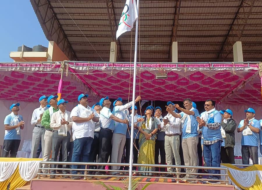 ಸರ್ಕಾರಿ ನೌಕರರ ಉತ್ತರ ಕನ್ನಡ ಜಿಲ್ಲಾ ಮಟ್ಟದ ಕ್ರೀಡಾಕೂಟದ ಧ್ವಜಾರೋಹಣವನ್ನು ಶಾಸಕ ಭೀಮಣ್ಣ ನಾಯ್ಕ ನೆರವೇರಿಸಿದರು 