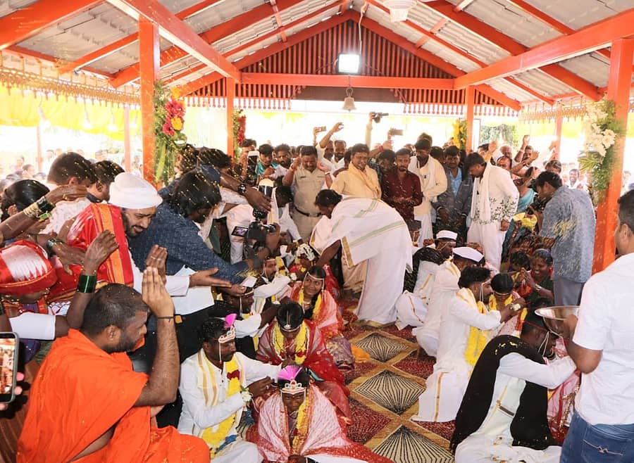 ಯಾದಗಿರಿಯ ಶಹಾಪುರ ತಾಲ್ಲೂಕಿನ ಇಬ್ರಾಹಿಂಪುರ ಗ್ರಾಮದ ಸಾಯಿಬಾಬಾ ಜಾತ್ರೆ ಅಂಗವಾಗಿ ಶನಿವಾರ ಜರುಗಿದ ಸಾಮೂಹಿಕ ವಿವಾಹ