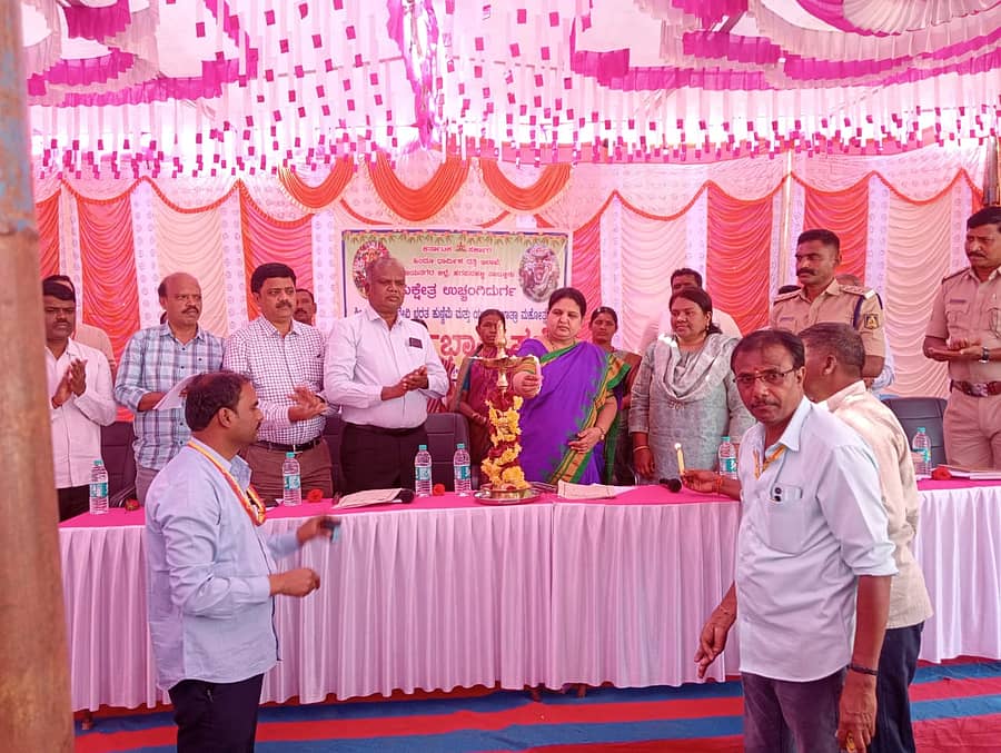 ಹರಪನಹಳ್ಳಿ ತಾಲ್ಲೂಕಿನ ಉಚ್ಚಂಗಿದುರ್ಗದಲ್ಲಿ ಶನಿವಾರ ಜರುಗಿದ ಸಭೆಯನ್ನು ಜಿಲ್ಲಾಧಿಕಾರಿ ಕವಿತಾ ಎಸ್‌. ಮನ್ನಿಕೇರಿ ಚಾಲನೆ ಉದ್ಘಾಟಿಸಿದರು