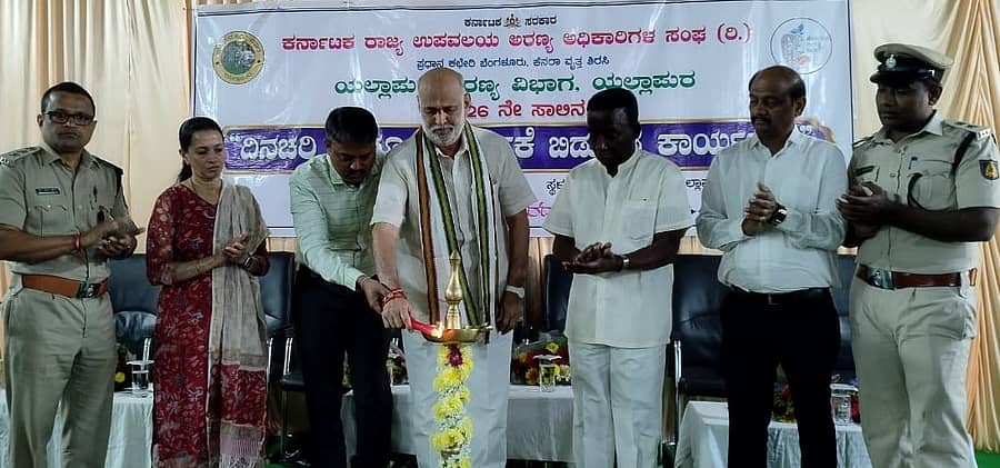 ಯಲ್ಲಾಪುರದಲ್ಲಿ ನಡೆದ ದಿನಚರಿ ಬಿಡುಗಡೆ ಸಮಾರಂಭವನ್ನು ಶಾಸಕ ಶಿವರಾಮ ಹೆಬ್ಬಾರ ಉದ್ಘಾಟಿಸಿದರು. ಶಾಂತಾರಾಮ ಸಿದ್ದಿ, ಹಷ೯ಭಾನು ಜಿ.ಪಿ.ಭಾಗವಹಿಸಿದ್ದರು