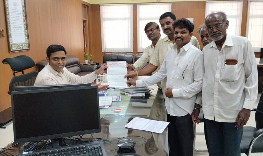 ಯಾದಗಿರಿಯಲ್ಲಿ ಶನಿವಾರ ಜಿಲ್ಲಾಧಿಕಾರಿ ಹರ್ಷಲ್ ಬೋಯರ್ ಅವರಿಗೆ ಕಾರ್ಮಿಕ ಯೂನಿಯನ್ ಹಾಗೂ ವಿಶ್ವಕರ್ಮ ಮಹಾಸಭಾ ಮುಖಂಡರು ಮನವಿ ಪತ್ರ ಸಲ್ಲಿಸಿದರು 