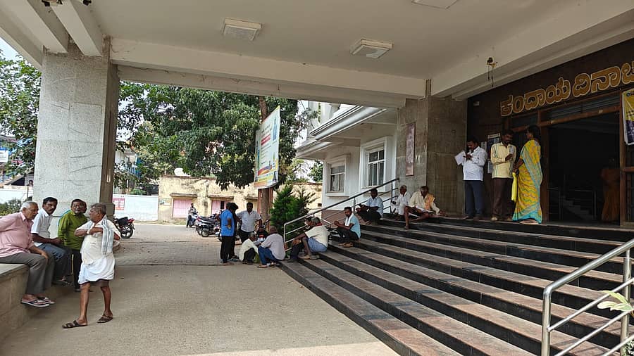 ನಾಗಮಂಗಲ ತಾಲ್ಲೂಕು ಕಚೇರಿಯ ಹೊರನೋಟ 