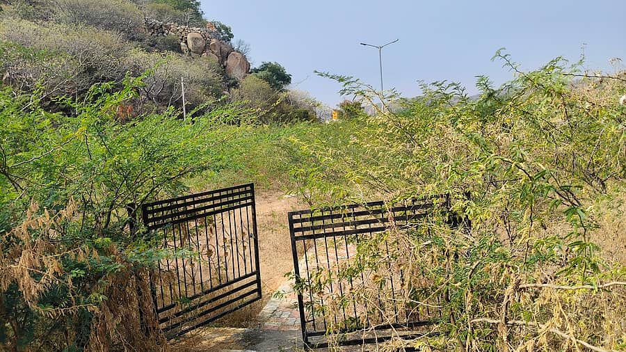 ಲಿಂಗಸುಗೂರು ತಾಲ್ಲೂಕಿನ ಐತಿಹಾಸಿಕ ಜಲದುರ್ಗ ಕೋಟೆಯಲ್ಲಿ ಒಂದು ಕೋಟಿ ರೂಪಾಯಿ ವೆಚ್ಚದಲ್ಲಿ ನಿರ್ಮಿಸಿದ ಉದ್ಯಾನ ನಿರ್ವಹಣೆ ಕೊರತೆಯಿಂದ ಹಾಳಾಗಿರುವುದು