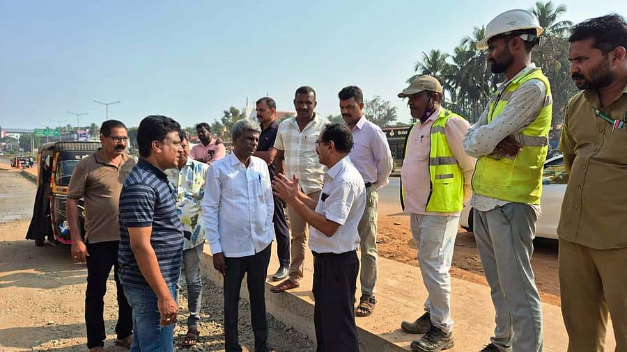 ಬ್ರಹ್ಮಾವರ ಮಹೇಶ ಆಸ್ಪತ್ರೆ ಎದುರುಗಡೆ ರಾಷ್ಟ್ರೀಯ ಹೆದ್ದಾರಿ-66ರ ಸಂಬಂಧಿತ ಕಾಮಗಾರಿ ಪ್ರಗತಿಯಲ್ಲಿದ್ದು, ಸಂಸದ ಕೋಟ ಶ್ರೀನಿವಾಸ ಪೂಜಾರಿ ಅವರು ಸ್ಥಳಕ್ಕೆ ಭೇಟಿ ನೀಡಿ ಕಾಮಗಾರಿಯ ಸ್ಥಿತಿಗತಿಗಳನ್ನು ಪರಿಶೀಲಿಸಿದರು