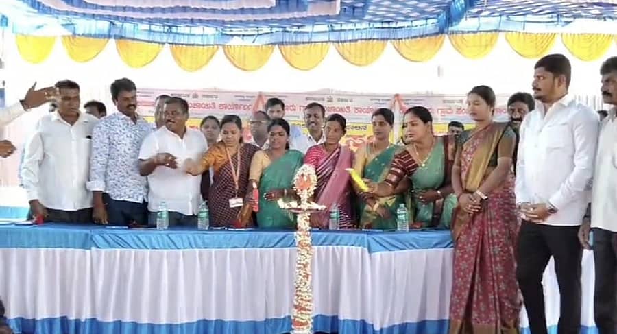 ದೇವನಹಳ್ಳಿ ತಾಲ್ಲೂಕಿನ ಯಲಿಯೂರು ಗ್ರಾಮ ಪಂಚಾಯಿತಿ ಆವರಣದಲ್ಲಿ ಗ್ರಾಮ ಸಭೆ ನಡೆಯಿತು